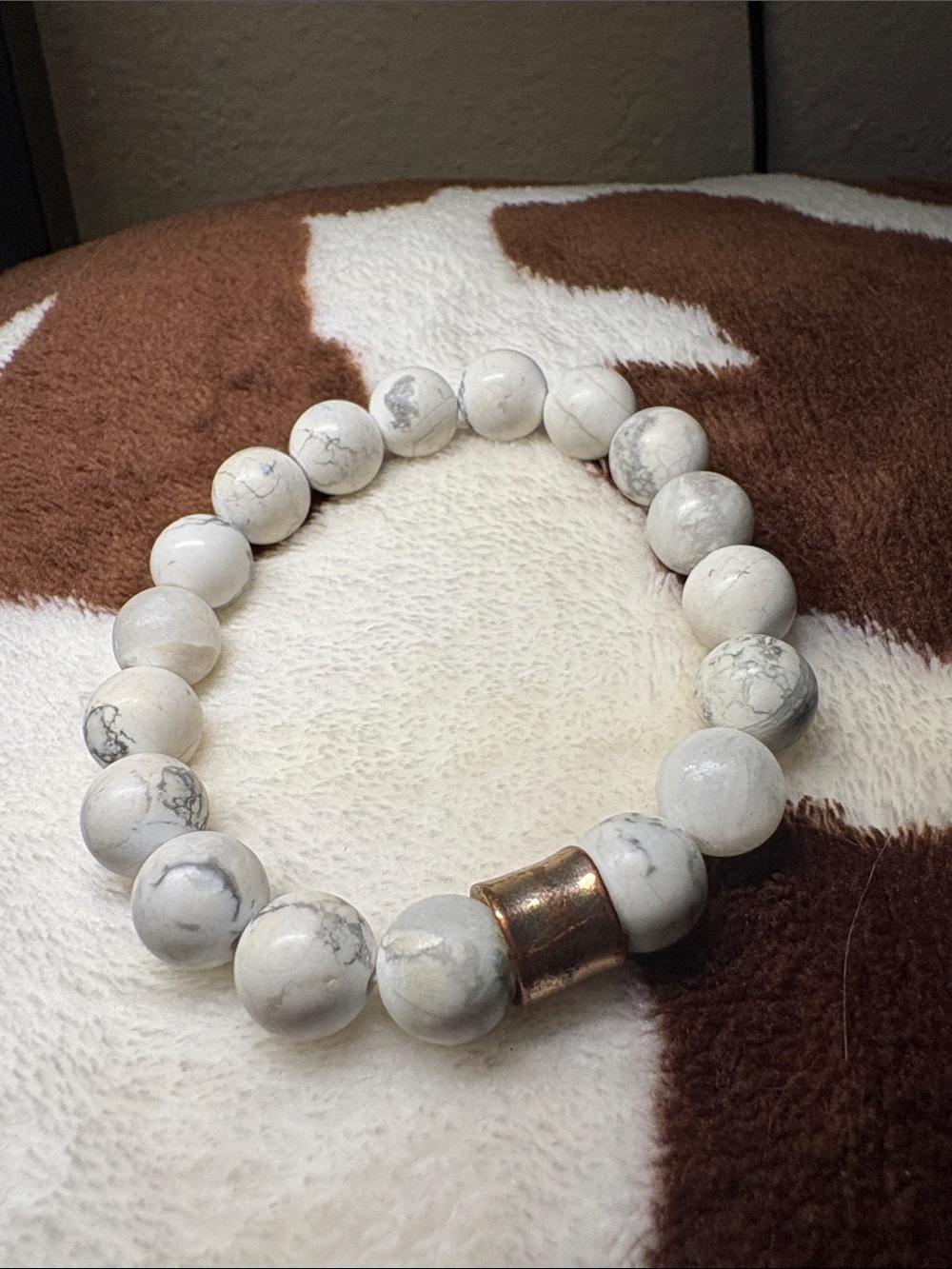 White Howlite Bead Stretch Bracelet with Metallic Accent